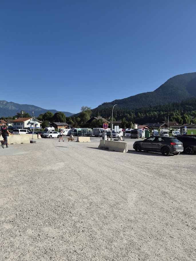 Wohnmobilstellplatz am Olympia Skistadion v Garmisch-Partenkirchenu – parkoviště pro obytné vozy pod Alpami