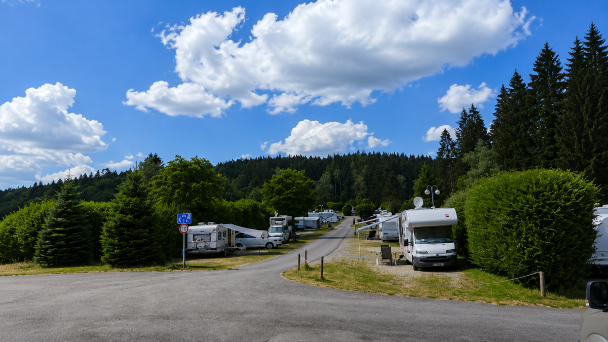 Camping Fichtelsee – moderní kemp pro obytné vozy v pohoří Fichtelgebirge nedaleko jezera Fichtelsee v Německu.